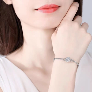 Elegantes S925 Sterling Silber Moissanit Herz Schneeflocke Armband am Handgelenk einer Frau