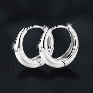 Orecchini a cerchio in argento sterling S925 lucido con moissanite su trama nera