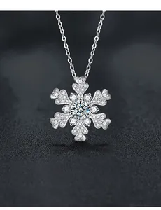 Dettaglio del ciondolo a fiocco di neve in argento S925 con moissanite centrale e pavé di pietre
