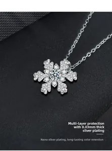 Dettaglio della collana fiocco di neve in argento S925 con placcatura 0,03 mm e zirconi