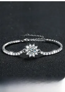 Gros plan du bracelet tournesol en argent S925 orné de pierres de moissanite étincelantes