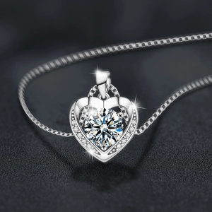 Sparkling S925 sterling silver heart pendant necklace with moissanite center stone