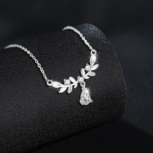 Collier en argent S925 avec pendentif en épi de blé et pierre en forme de goutte de poire