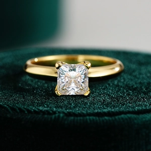 Princess cut 1ct moissanite ring in 18k gold plated S925 silver on green velvet box