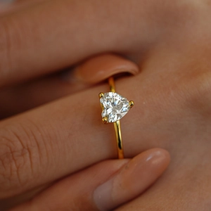 Bague en moissanite de 1ct taille cœur plaquée or 18k sur argent S925 portée