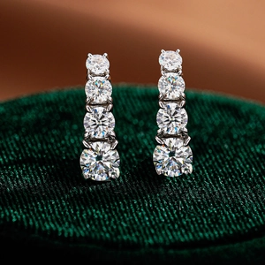 Boucles d'oreilles verticales en argent 925 avec quatre moissanites rondes de couleur D