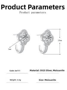 Vue macro des boucles d'oreilles trèfle en moissanite couleur D et argent 925 de 20 mm