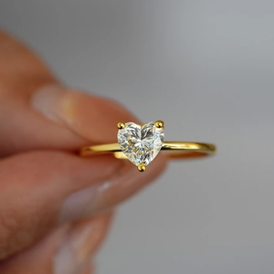 Bague en argent S925 plaqué or 18k avec moissanite 1ct taille cœur sur modèle