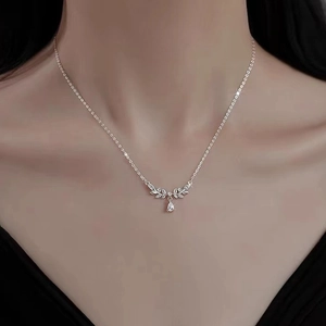 Élégant collier épi de blé en argent S925 avec moissanite taille poire sur mannequin