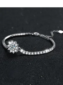 Gros plan du bracelet tennis tournesol en argent sterling S925 avec moissanite brillante