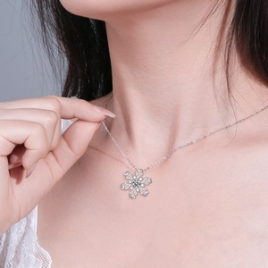 Collana a fiocco di neve in argento S925 con diamanti moissanite su modella femminile