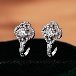 Boucles d'oreilles trèfle en argent 925 avec moissanite sur support en velours vert