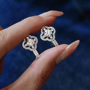 Boucles d'oreilles trèfle à quatre feuilles en argent 925 avec moissanite de couleur D