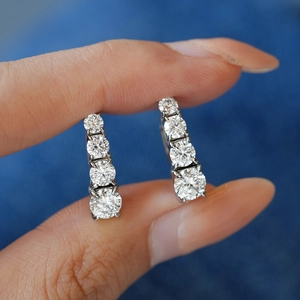 Boucles d'oreilles en argent 925 avec quatre moissanites rondes dégradées