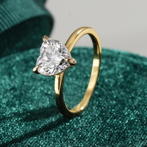 Bague classique en argent S925 plaqué or 18 carats avec une moissanite taille cœur