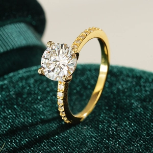 Bague moissanite en argent S925 plaqué or 18K classique avec monture ronde à 4 griffes