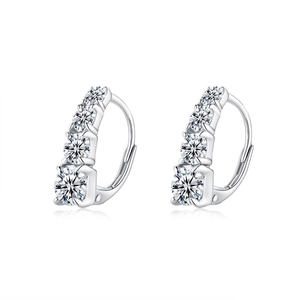Boucles d'oreilles créoles en argent 925 et moissanite avec quatre pierres rondes