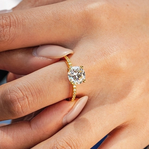 Bague en argent S925 plaqué or 18 carats avec moissanite ronde à quatre griffes au doigt