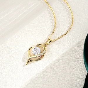 Elegante collana in argento 925 placcato oro 14K con cuore in moissanite
