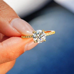 Bague classique en argent S925 plaqué or 18K avec moissanite ronde sertie à quatre griffes