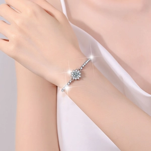 Bracelet tournesol élégant en argent S925 avec moissanite étincelante sur le poignet
