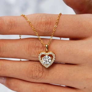 Collier en argent 925 doré avec pendentif cœur en moissanite et serti halo