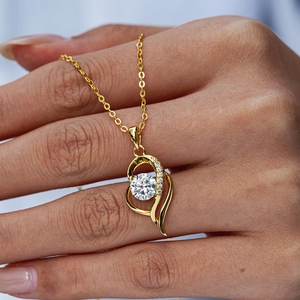 Elegante collana a cuore placcata oro 14K con ciondolo moissanite e piccoli diamanti