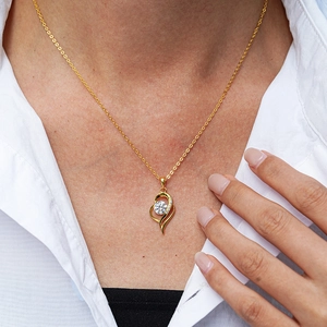 Collana con ciondolo a cuore irregolare in moissanite placcata oro 14K indossata da modella