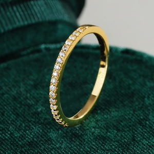 Bague éternité en argent S925 plaqué or 18K avec moissanite sur boîte en velours vert chic