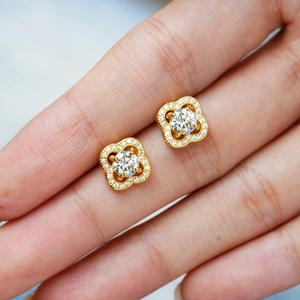 Luxurious S925 sterling silver four-leaf clover stud earrings with sparkling moissanite