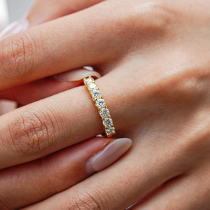 Classic 18K gold plated S925 silver ring with seven-stone row of round moissanite diamonds