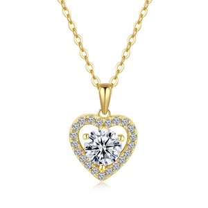 Collier en argent 925 avec pendentif cœur et moissanite ronde sur fond blanc brillant
