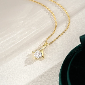 Collier géométrique en argent 925 doré avec pendentif en moissanite de forme élégante