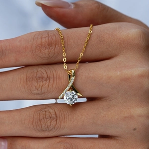 Collier en argent 925 avec moissanite et pendentif ruban géométrique plaqué or 14K