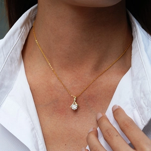 Collier en argent 925 à pendentif géométrique moissanite avec finition en or jaune 14K