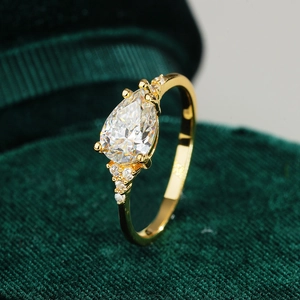 Bague élégante en argent S925 plaqué or 18K avec moissanite poire dans son écrin vert