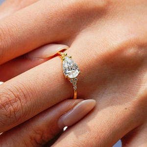 Bague élégante en argent S925 plaqué or 18K avec moissanite taille poire au doigt