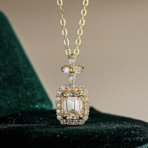 Collier Pendentif Rectangulaire Taille Émeraude en Argent Sterling 925 Plaqué Or 14K Moissanite Zirconia Bijoux pour Femmes