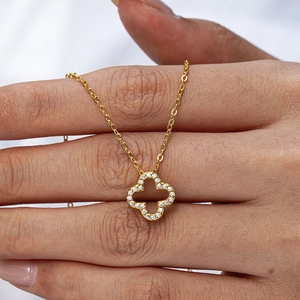Collier trèfle à quatre feuilles en argent plaqué or 14K serti de pierres moissanite