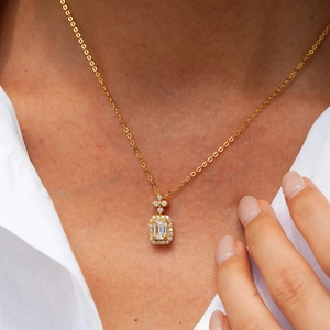 Collier en argent plaqué or 14 carats avec pendentif émeraude et entourage diamants