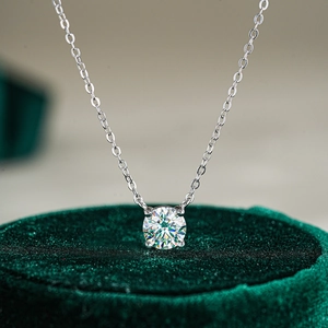 Pendentif moissanite 1 carat sur chaîne en argent 925 avec sertissage élégant à quatre griffes