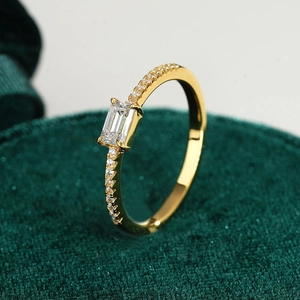 Ring aus S925 Silber mit 18K Goldauflage und rechteckigem Moissanit auf Samtbox