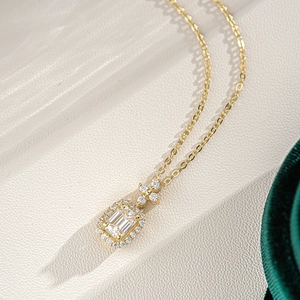 Pendentif rectangulaire taille émeraude plaqué or 14K avec pierres en moissanite étincelantes