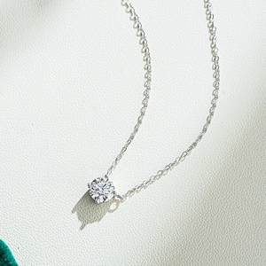Collier minimaliste en argent 925 avec pendentif moissanite 1 carat à quatre griffes