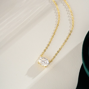 Détail du pendentif moissanite ovale plaqué or 14K avec serti à quatre griffes