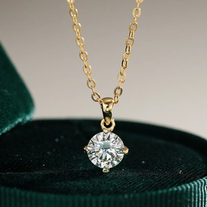 Collier Classique avec Pendentif Solitaire en Argent Sterling 925 Plaqué Or 14K Moissanite Zirconia Ronde Chaîne de Clavicule à Quatre Griffes Bijoux Femme