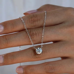 Collier classique en argent 925 avec pendentif moissanite 1 carat à quatre griffes