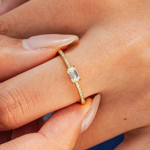 Rechteckiger Moissanit-Ring aus 18K vergoldetem S925 Silber an der Frauenhand