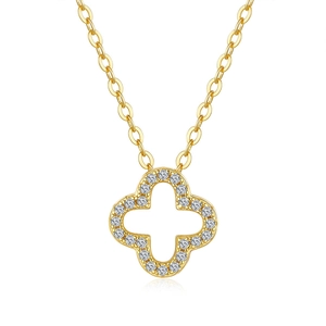 Élégant collier trèfle plaqué or 14K serti de moissanites sur un fond blanc épuré