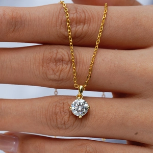 Collier classique en argent 925 plaqué or 14K avec pendentif moissanite ronde à 4 griffes